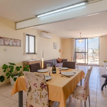 Penthouse Tower Court - Happy