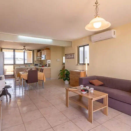 Penthouse Tower Court - Happy
