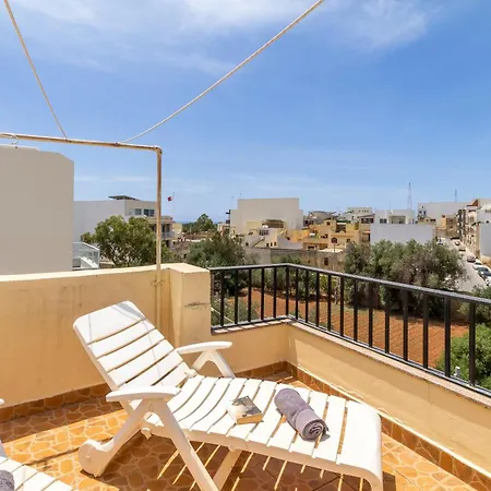 Penthouse Tower Court - Happy